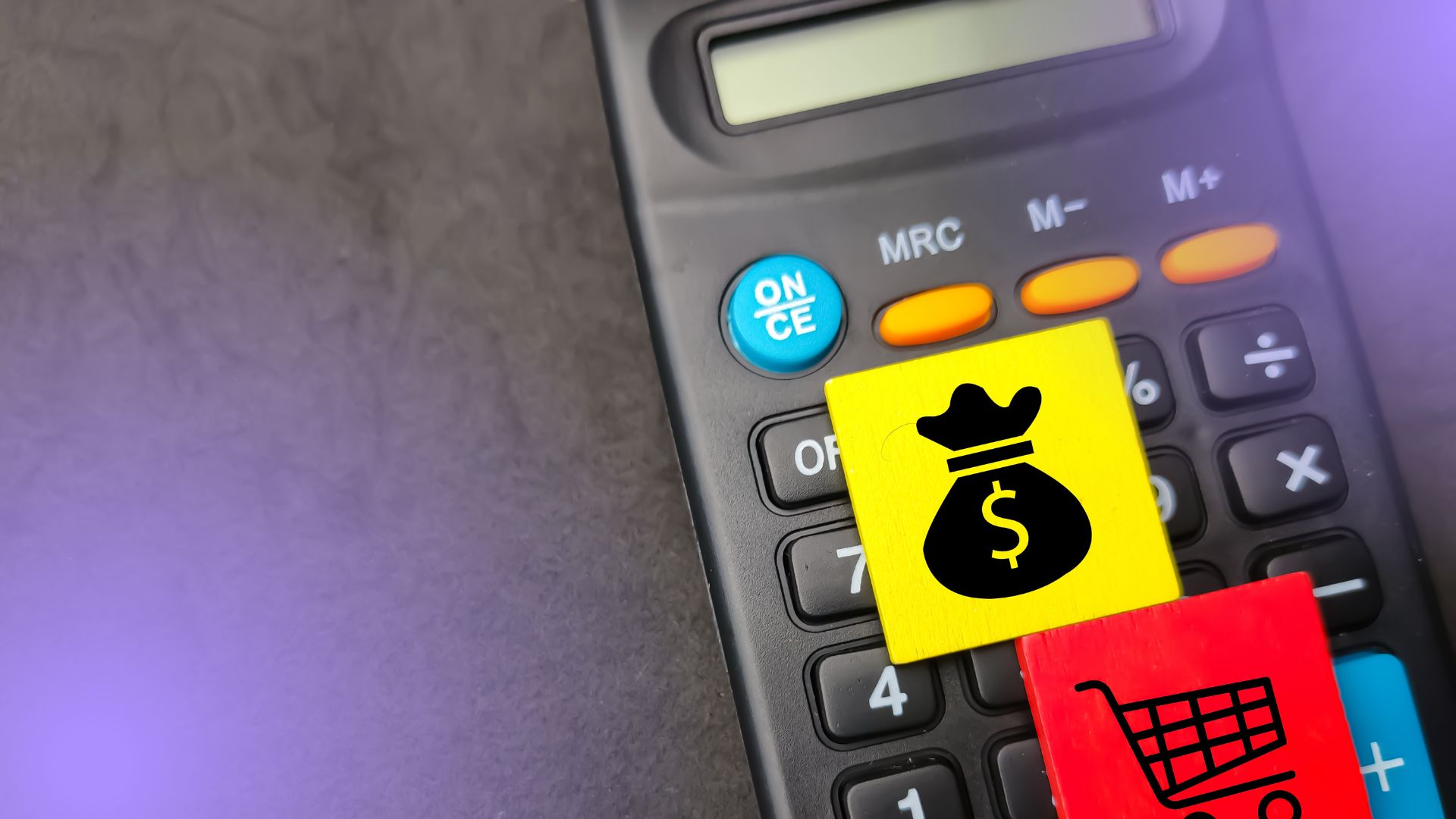 Calculadora com símbolo de carrinho de marketplace e saco de dinheiro, representando a inteligência competitiva