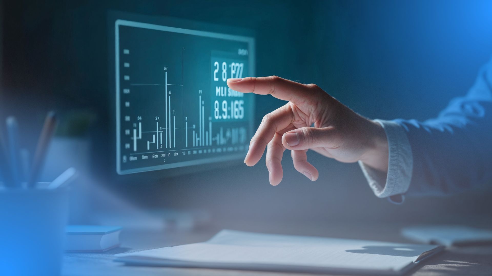 Mão tocando uma tela de computador com gráficos de precificação dinâmica