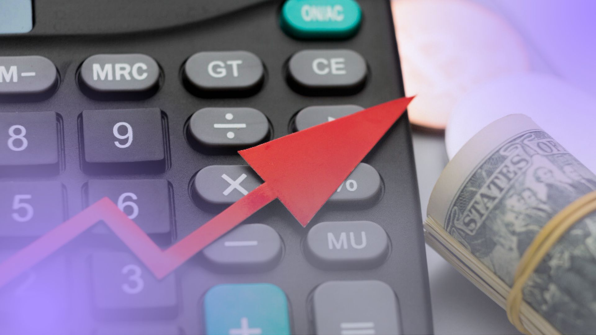 Calculadora com seta crescente, ao lado, dinheiro, representando a varia&ccedil;&atilde;o de pre&ccedil;o em marketplaces