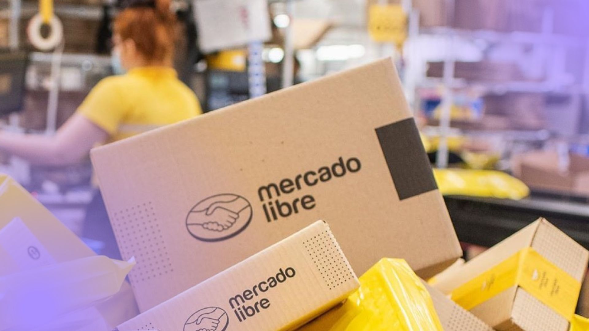 Caixas do Mercado Livre em centro logístico, ilustrando operação e produtos vinculados ao Catálogo Mercado Livre