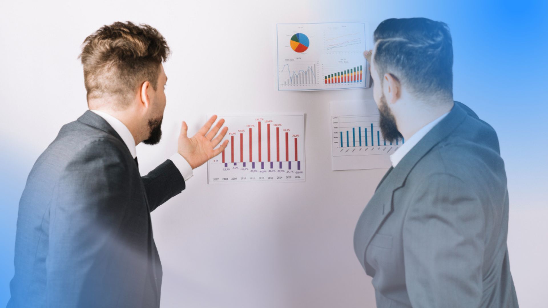 Equipe avaliando informa&ccedil;&otilde;es em tablet, ilustrando compara&ccedil;&atilde;o e monitoramento de dados de pre&ccedil;o de concorrentes.