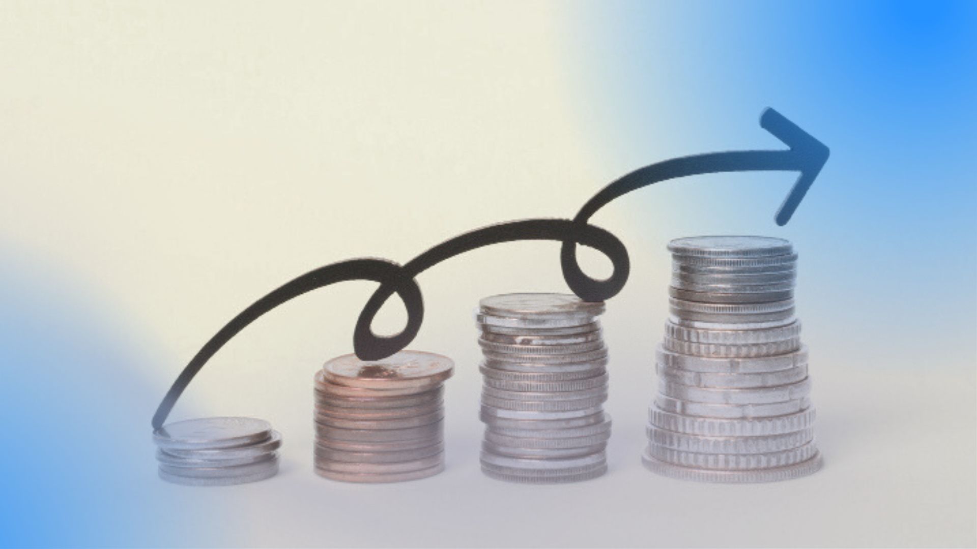 Pilha de moedas crescendo com seta ascendente, representando reprecificação e margem automatizada para aumentar lucratividade em vendas online.