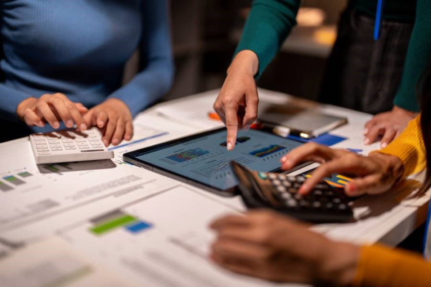 Equipe analisando indicadores e cálculos de margem da Shopee para gestão financeira em marketplace.