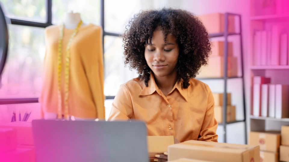 Empreendedora organizando pedidos e avaliando margem da Shopee para otimizar vendas online.