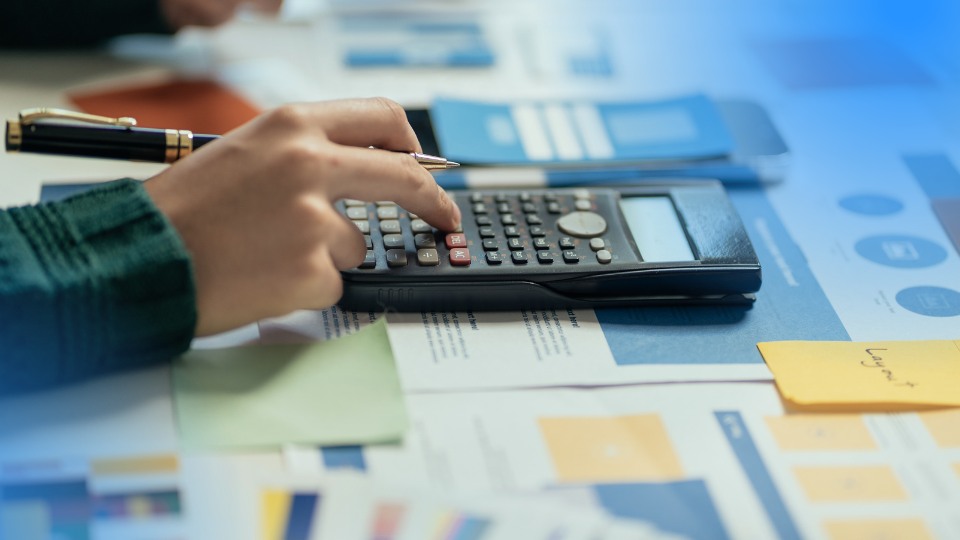 Profissional realizando cálculos e análises de precificação em marketplace para gestão financeira de vendas online.