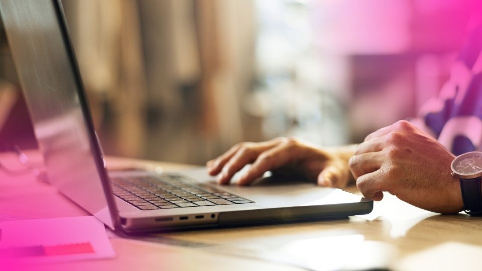 Pessoa digitando em laptop para configurar regras de margem de lucro ideal e precificação automática em marketplaces