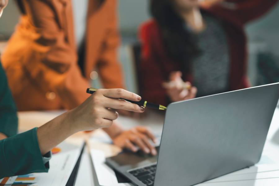 Pessoa digitando em laptop para configurar regras de margem de lucro ideal e precificação automática em marketplaces