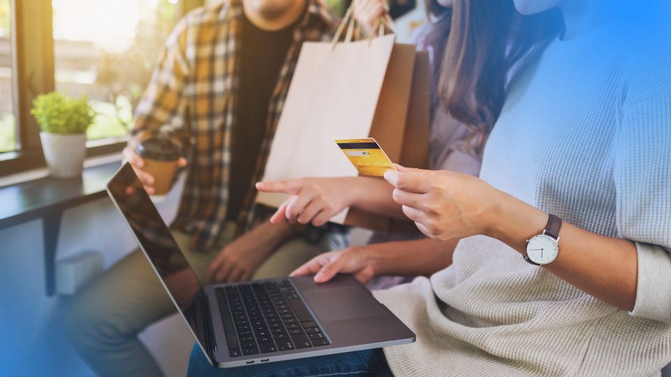 Pessoas comprando online com cart&atilde;o de cr&eacute;dito, ilustrando custo e precifica&ccedil;&atilde;o em marketplaces
