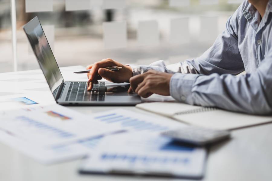 Seller analisando relatórios no notebook para configurar os primeiros passos no WinnerBox