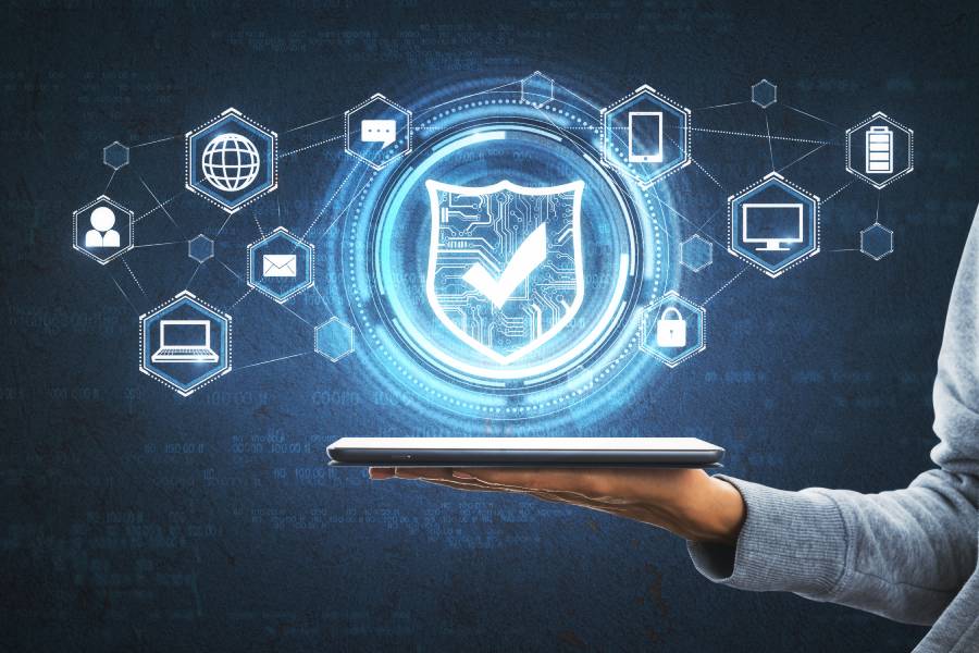 Mão segurando tablet com escudo digital e ícones conectados representando proteção de dados em marketplace